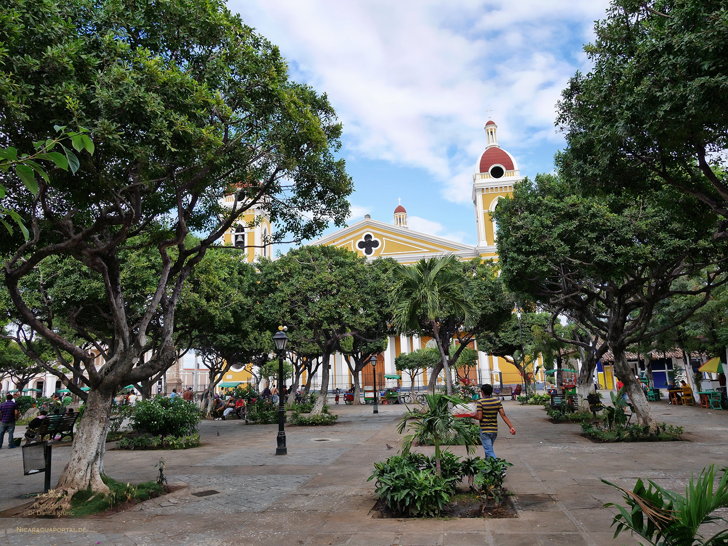 Nicaragua: GRANADA: Die Kathedrale am Parque Central