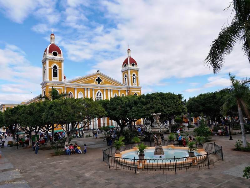 Nicaragua: GRANADA: Die Kathedrale am Parque Central