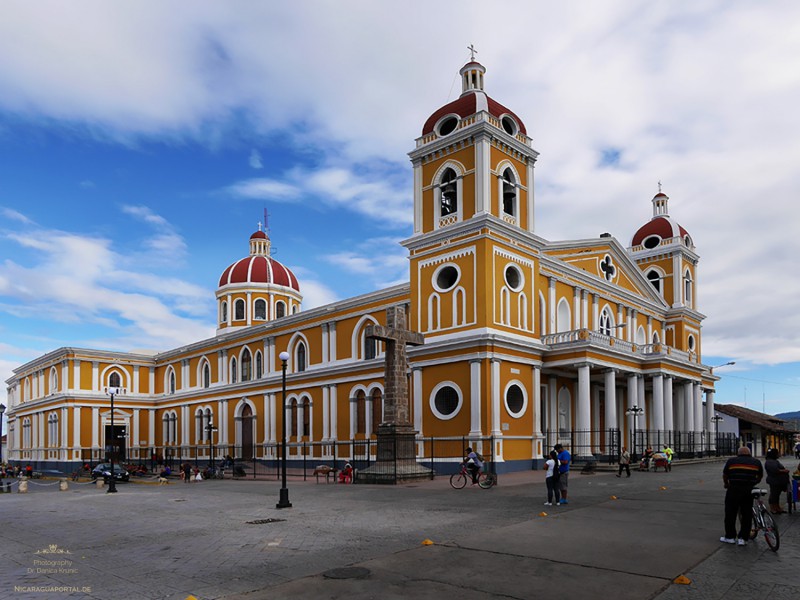 Nicaragua: GRANADA: Die Kathedrale am Parque Central