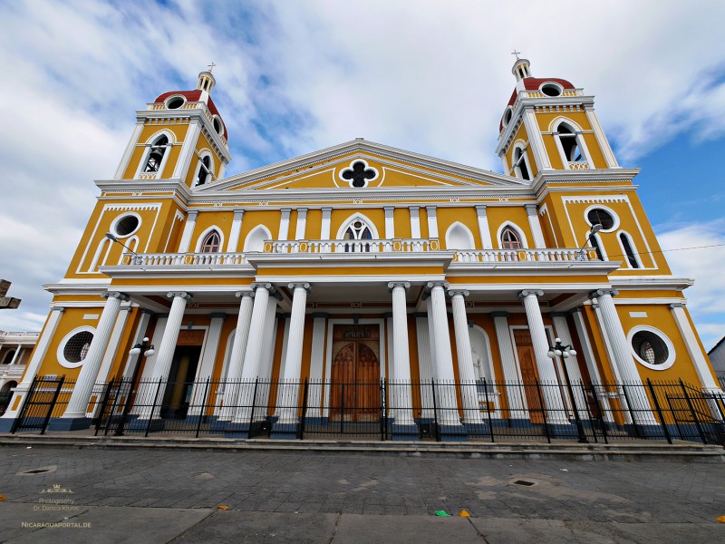 Nicaragua: GRANADA: Die Kathedrale am Parque Central