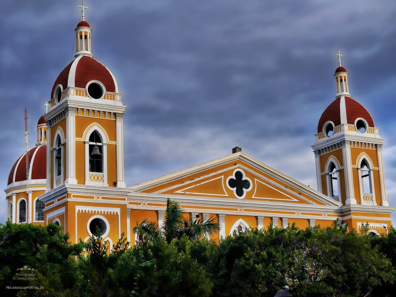 Nicaragua: GRANADA: Die Kathedrale am Parque Central