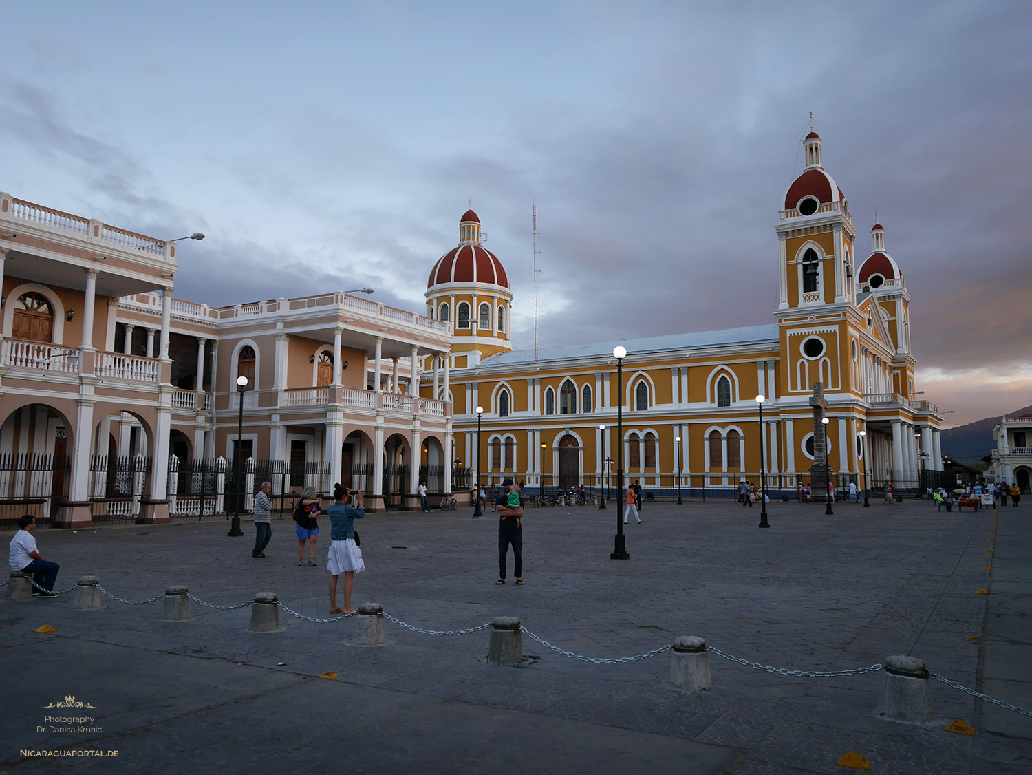 Nicaragua: GRANADA: Die Kathedrale am Parque Central