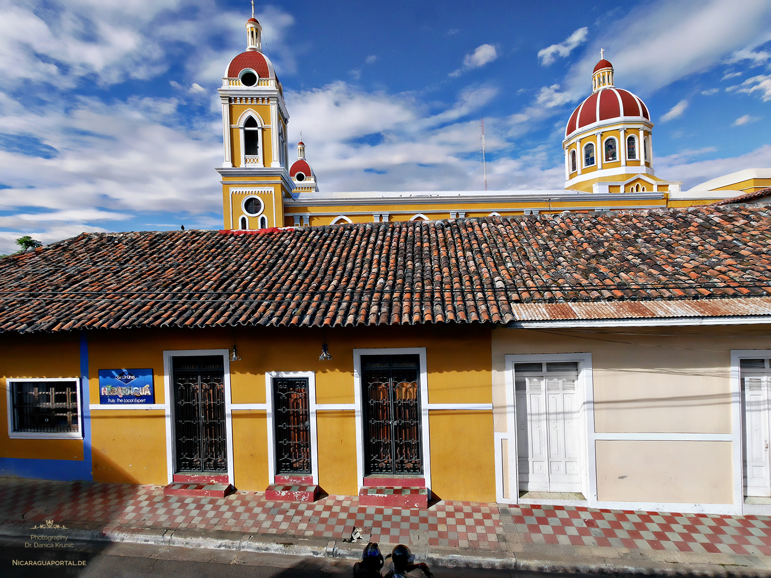 Nicaragua: GRANADA: Die Kathedrale am Parque Central