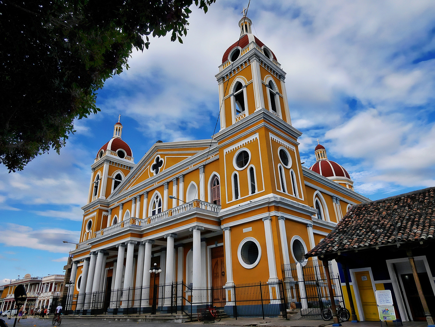 Nicaragua: Granada, Die Kathedrale am Parque Central