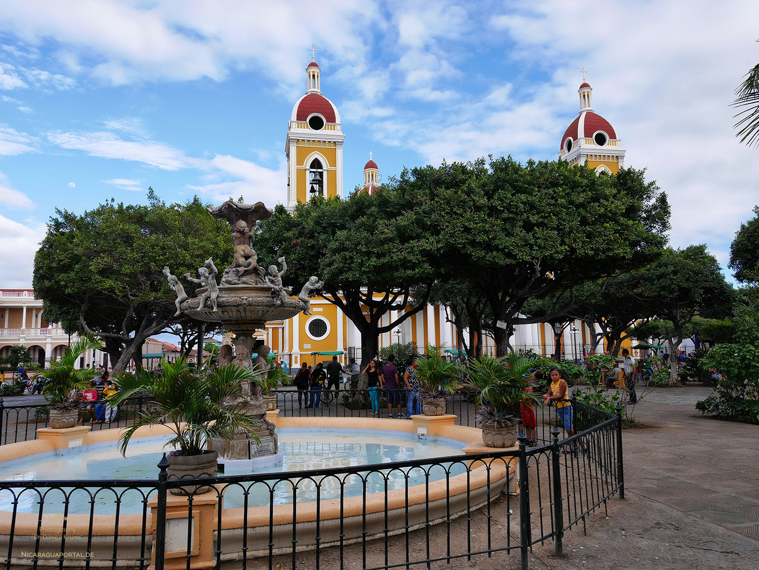 Nicaragua: GRANADA: Die Kathedrale am Parque Central