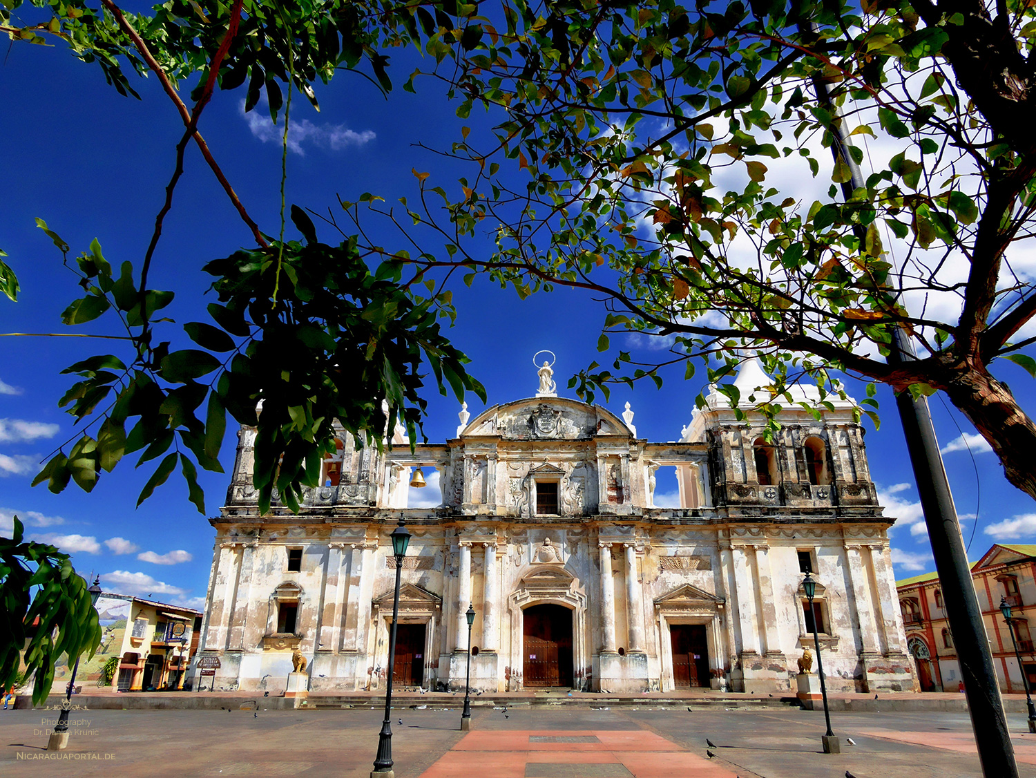 Nicaragua: LEON: Die Kathedrale am Parque Central