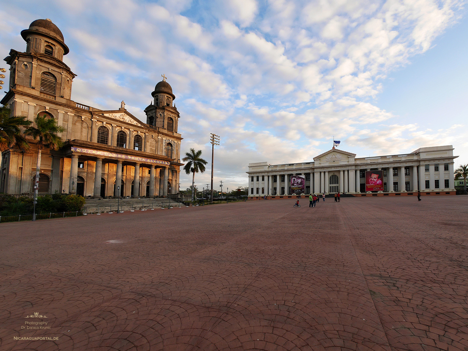 Nicaragua: MANAGUA: Die Kathedrale Santiago de Managua und der Palacio Nacional de la Cultura auf der Plaza de la Revolution