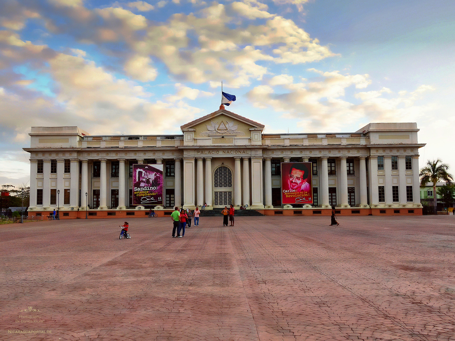 Nicaragua: MANAGUA: Die Kathedrale Santiago de Managua und der Palacio Nacional de la Cultura auf der Plaza de la Revolution