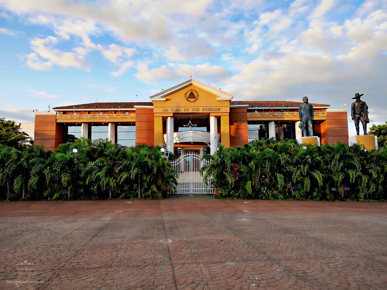 Nicaragua: MANAGUA: Die Kathedrale Santiago de Managua und die Casa Presidencial auf der Plaza de la Revolution