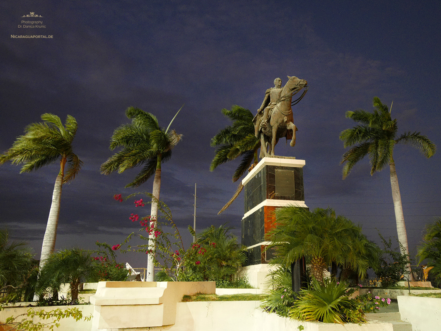 Nicaragua: MANAGUA: Reiterstatue des Simón Bolívar