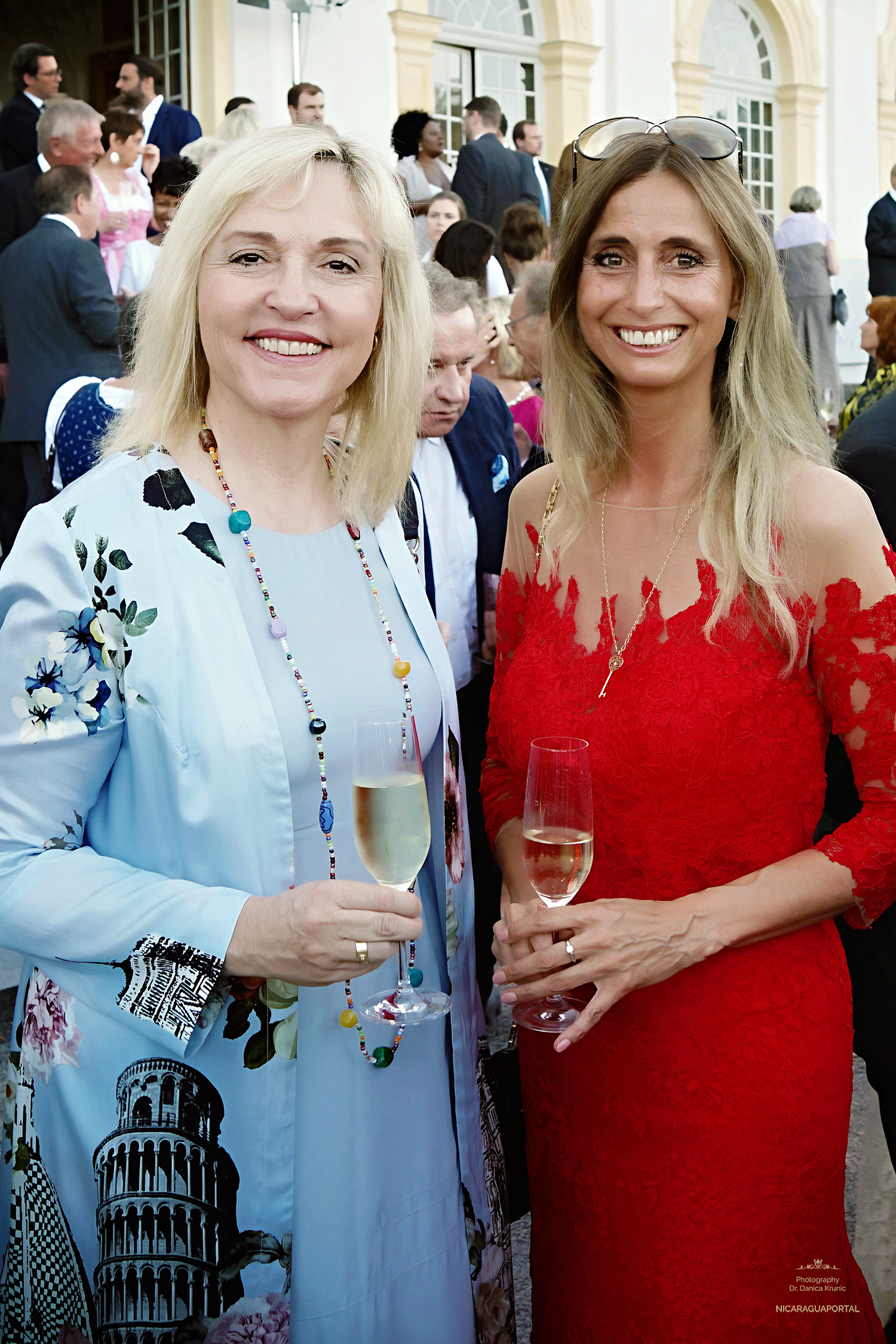 Europaministerin Dr. Beate Merk traf beim Sommerempfang von Barbara Stamm auch Dr. Danica Krunic, die sich nochmals für den sympathischen Besuch der Ministerin beim NICARAGUA Stand bei der 'Langen Nacht der Konsulate' im Museum der Fünf Kontinente auf der Maximilianstrasse bedankte. Den Nicaragua Rum Flor de Caña hatte die Ministerin bei ihrer Begrüßungsrede lobend erwähnt.